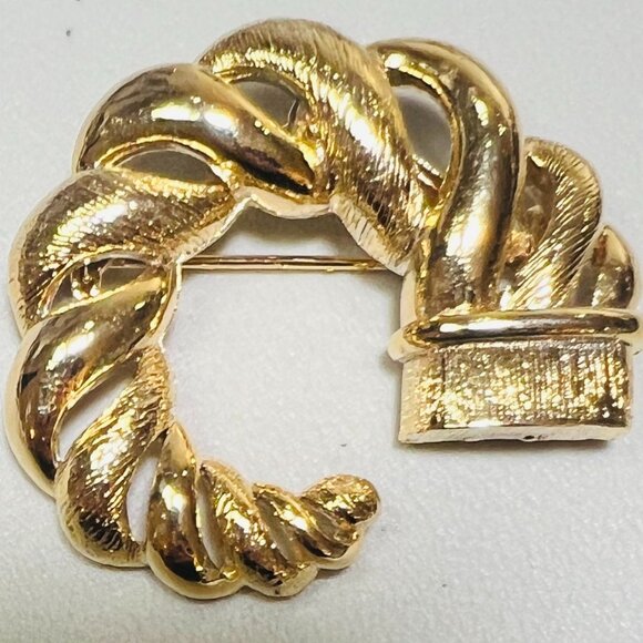 Vtg Gerry's Gold Tone Twisted Rope Horn Brooch Pin Cornucopia Jewelry - Picture 1 of 4